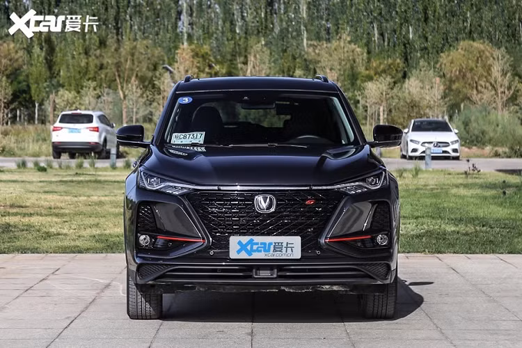 Mẫu xe SUV Changan CS75 Plus là một mẫu xe 5 chỗ phong cách thể thao táo bạo. Đầu xe tạo ấn tượng mạnh cho người nhìn với lưới tản nhiệt, hốc gió lớn, dải đèn pha LED mỏng nối liền nhau. Changan CS75 Plus có thiết kế phần đầu xe gây ấn tượng mạnh với hốc gió cực lớn, một lớp sơn màu đen bóng bẩy, bộ la-zăng hợp kim lớn, và một vài sọc đỏ trang trí.