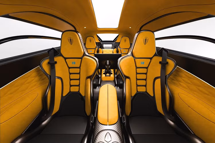 Tuy nhiên, là một cực phẩm đến từ gia đình Koenigsegg danh tiếng, Gemera cũng sở hữu cho mình một sức mạnh thuộc hàng TOP hiện nay với trang bị động cơ chỉ 3 xy-lanh 2.0L tăng áp kép Freevalve kết hợp với 3 mô-tơ điện kiểu hybrid nhưng sản sinh công suất tới 1.700 mã lực và 3.500 Nm mô-men xoắn. Đây thực sự là một con số quá đỗi kinh khủng trong ngành xe hiện nay.