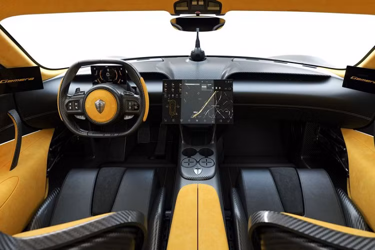 Tuy là một chiếc xe thiên về tốc độ nhưng Koenigsegg Gemera vẫn được trang bị đầy đủ các tiện nghi chẳng thua kém các mẫu xe sang là mấy với khoang cabin bọc da cao cấp, sạc không dây, hệ thống âm thanh 11 loa, điều hoà tự động 3 vùng độc lập, các kết nối không dây với điện thoại hay thậm chí là cả đèn đọc sách...
