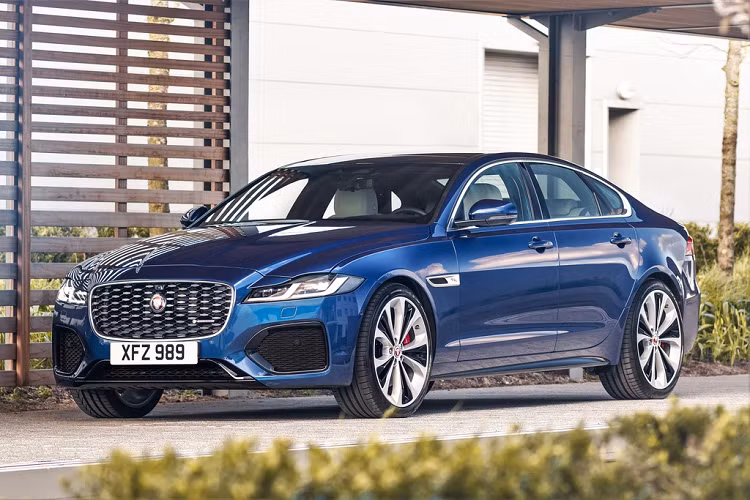 Jaguar vừa trình làng bản nâng cấp của XF, mẫu sedan cao cấp cỡ trung cạnh tranh với Mercedes-Benz E-Class, BMW 5-Series, Audi A6, Lexus ES và Volvo S90. Jaguar XF 2021 mới có nhiều điểm tương đồng với mẫu SUV F-Pace vừa được ra mắt tháng trước.