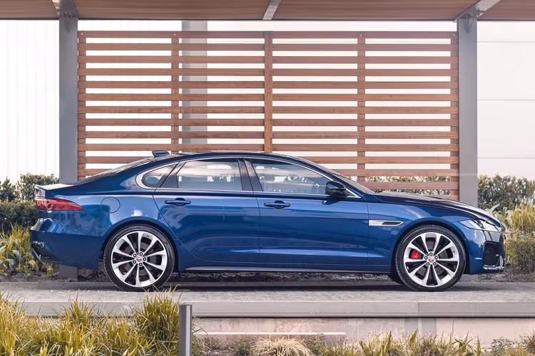 Là phiên bản facelift của thế hệ thứ 2 nên Jaguar XF 2021 không có nhiều sự khác biệt khi nhìn từ bên cạnh. Chiếc sedan có phần thân tối giản với gân dập nổi thẳng từ trước ra sau, khung cửa kính bo tròn mềm mại và trụ C vuốt nhẹ về phía đuôi. Chi tiết ốp trang trí cạnh hốc bánh xe trước được tinh chỉnh đôi chút cho cảm giác thể thao hơn.