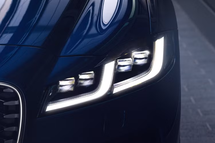Nhà sản xuất cho biết Jaguar XF 2021 vẫn có các phiên bản gồm S, SE, HSE và R-Dynamic với nhiều tùy chọn thiết kế, kích thước la-zăng. Bên cạnh đó, Jaguar còn cung cấp gói trang trí ngoại thất Black Exterior Pack theo phong cách bóng đêm cho khách hàng.