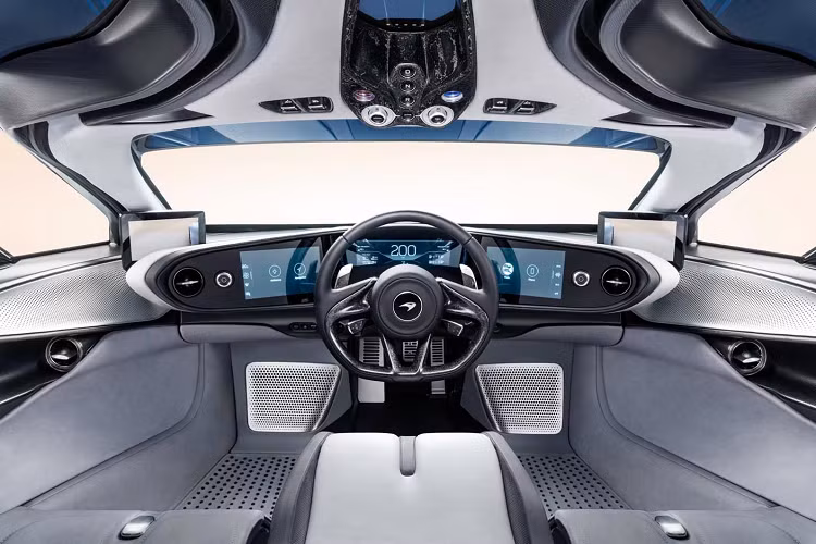 McLaren cho biết đây là siêu xe tăng tốc nhanh nhất mà hãng từng sản xuất. Speedtail có khả năng tăng tốc từ 0-300km/h trong 12.8 giây. Tốc độ tối đa sẽ đạt được thông qua chế độ Vận tốc đặc biệt bằng cách tối ưu hóa hệ truyền động để xả năng lượng điện tối đa và hạ thấp trọng tâm xe đi xe 35mm.