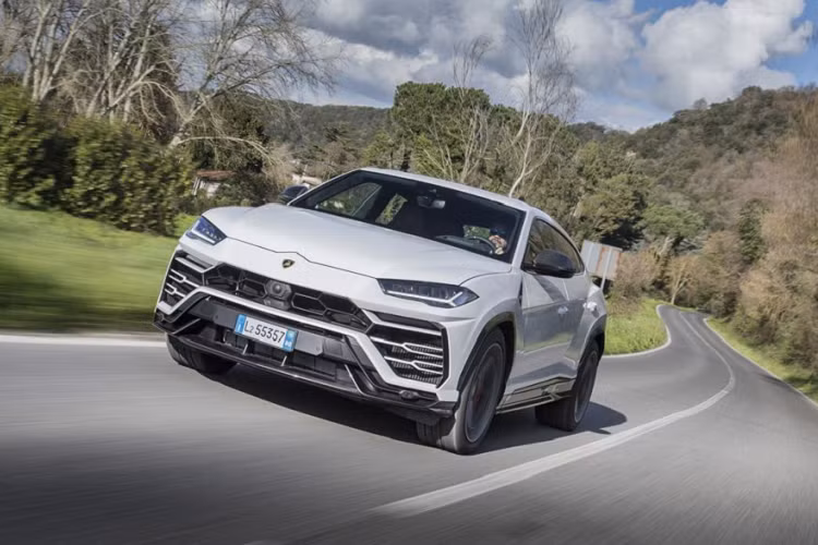 2. Lamborghini Urus 2020 Siêu SUV thương mại đầu tiên của Lamborghini là Urus. Xe thật sự rất nhanh và có thể chạy nước rút từ 0 - 96 km/h trong chưa đầy 3,5 giây, trước khi cán vận tốc cực đại 306 km/h. Lamborghini Urus được trang bị xăng tăng áp kép Biturbo V8 4.0L sản sinh công suất 641 mã lực và 850Nm mô-men xoắn cực đại. Tại nước ngoài, Urus có giá từ 222.000 USD (khoảng 5,5 tỷ đồng), nhưng khi về Việt Nam xe có giá khoảng 20 - 26 tỷ đồng (chưa gồm chi phí lăn bánh).
