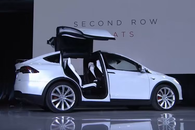  1. Tesla Model X Performance 2020 Trong top SUV nhanh nhất thế giới 2020 vừa qua, danh hiệu cao nhất đã thuộc về Tesla Model X Performance 2020, chiếc SUV điện chỉ cần 2,6 giây để tăng tốc từ 0 - 96 km/h, tốc độ tối đa đạt mức 262 km/h. Điều này có được nhờ sức mạnh công suất 503 mã lực và mô-men xoắn cực đại 660Nm đến từ hai động cơ điện của Model X Performance. Xe có giá chỉ từ 99.990 USD (khoảng 2,3 tỷ đồng).
