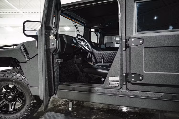 Cấu hình hệ thống truyền lực hạng nặng mới của Hummer H1 cũng bao gồm các trục truyền động trước và sau thiết kế lại, các vòng bi vận tải, giá treo động cơ và thanh đỡ ngang hộp số. Ngoài ra, Mil-Spec còn cung cấp cho chiếc SUV hầm hố gói phanh hiệu suất cao 6 piston hiệu Wilwood.