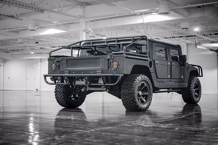 Đối với nội thất, Mil-Spec lắp đặt cho Hummer H1 một vô lăng được gia công tùy chỉnh, da Nappa màu đen Onyx đi kèm chỉ khâu tương phản cùng các viền đen trang trí và tay nắm cửa bằng nhôm, được hoàn thành trong lớp sơn tĩnh điện màu đen. Đặc biệt, xe còn có hệ thống âm thanh cao cấp của JL Audio.