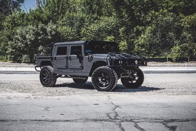 Được biết, dự án Hummer H1 này được Mil-Spec chế tạo theo yêu cầu đặc biệt của khách hàng. Tuy nhiên, hãng độ vẫn tiếp nhận các đơn đặt hàng tương tự từ những chủ sở hữu khác, giá xe Hummer H1 độ từ Mil-Spec khoảng 300.000 USD (tương đương 6,95 tỷ đồng)..