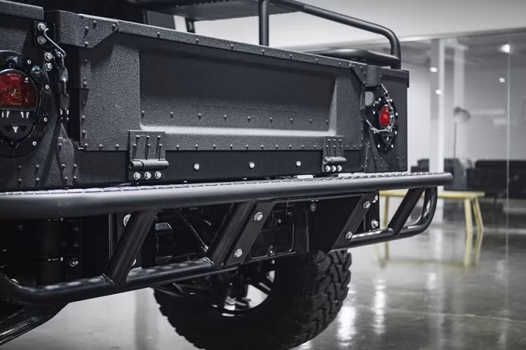 Các nâng cấp khác gồm những tấm bảo vệ gầm xe hạng nặng, gói Bumper Tow Package với móc kéo 5,08 cm tích hợp và hệ thống camera lùi. Xe có thể được trang bị gói hệ thống treo Baja Suspension Package giúp nâng gầm xe lên tới 33,02 cm, nhằm tăng khả năng giảm chấn ở tốc độ cao và dễ dàng xử lý mọi về mặt gồ ghề.