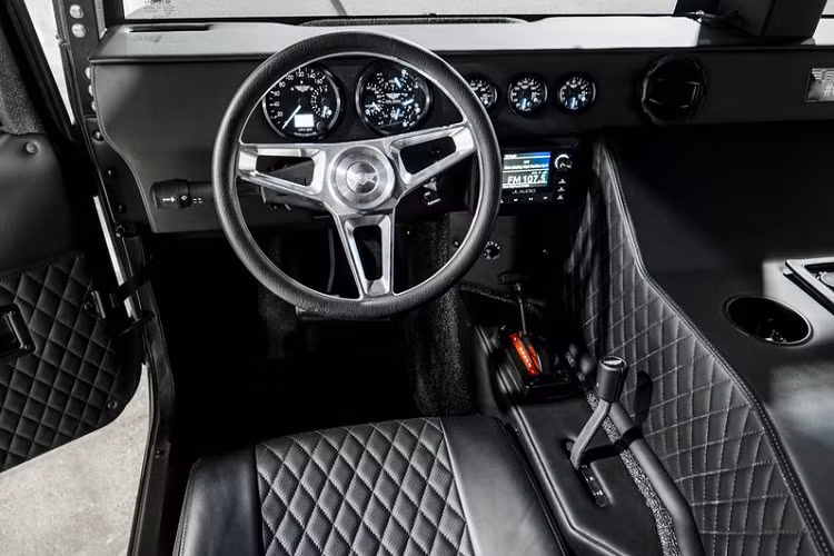 Về diện mạo, kiểu dáng của chiếc Hummer H1 của Mil-Spec này được nhấn mạnh bởi cấu hình mui cứng bốn cửa, phủ sơn đen Onyx khắp thân xe kèm theo lớp phủ polyurethane Deep Sky Black Kevlar và các điểm nhấn màu đen bóng nhẹ.