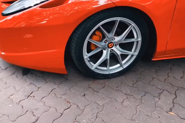 Trên đầu xe, chiếc ô tô tự chế này được trang bị cụm đèn pha khá giống với Ferrari 458 Italia thật. Tương tự như vậy, cản trước, nắp ca-pô và kính chắn gió cũng được thiết kế không khác gì Ferrari 458 Italia nguyên bản.