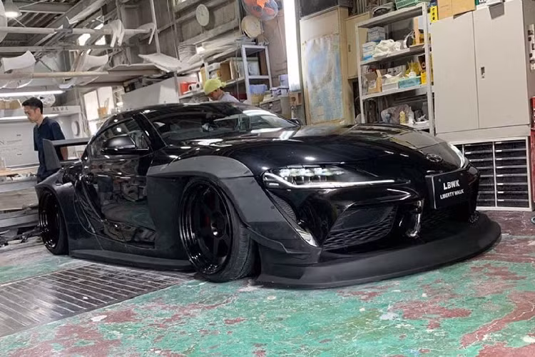 Mới đây nhất hãng độ Nhật Bản đã nhanh chóng chuyển hướng sang mẫu xe thể thao Toyota GR Supra 2021 vừa ra mắt hồi đầu năm nay. Phiên bản 2021 được nâng cấp về mặt động cơ dựa trên thế hệ mới A90 của Supra 2020 ra mắt trước đó 1 năm.