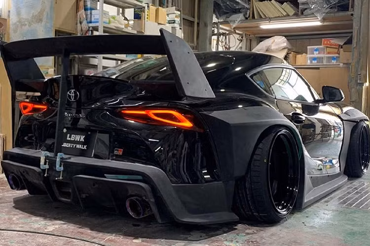 Xét đến việc chưa có hãng độ nào cung cấp đồ chơi cho GR Supra 2021 thì bộ trang bị này của Liberty Walk được xem như hoàn hảo nhất hiện tại. Thoạt nhìn, bản độ của Liberty Walk đã đưa ngoại hình GR Supra 2021 lên một tầm cao mới nhờ bộ bodykit thân rộng (không dành cho những khách hàng yêu bản zin). Theo đó, khách hàng sẽ có 2 lựa chọn từ Liberty Walk.