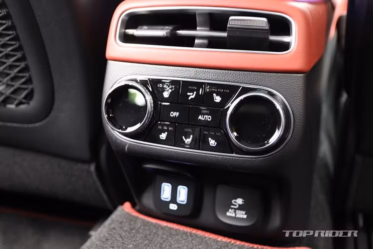Thêm vào đó là công nghệ nhận diện bằng vân tay, kết nối với Genesis CarPlay. Khi tài xế dùng vân tay để khởi động máy, ghế lái sẽ tự chỉnh về vị trí thường dùng của người đó. Tiếp đến là tính năng cảnh báo còn hành khách trên hàng ghế sau tiêu chuẩn với cảm biến radar phức tạp hơn trước.