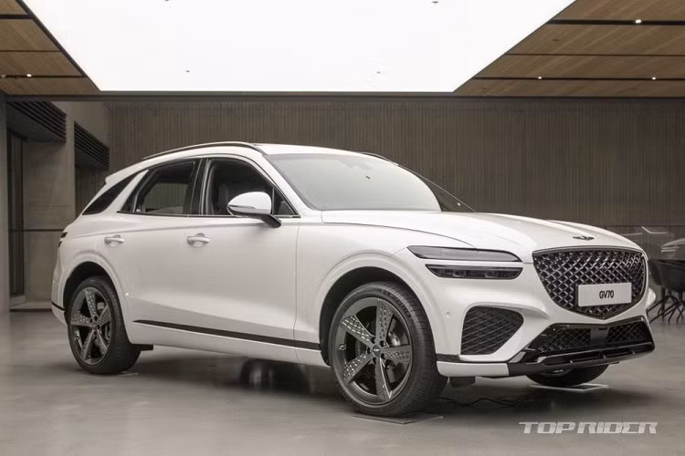 Vào hồi đầu tháng 12 năm nay, thương hiệu con Genesis của tập đoàn Hyundai đã chính thức giới thiệu mẫu SUV hạng sang cỡ trung hoàn toàn mới mang tên GV70. Mãi đến những ngày cuối năm 2020, Genesis mới chính thức mở cọc dành cho Genesis GV70 2021 mới tại thị trường Hàn Quốc.