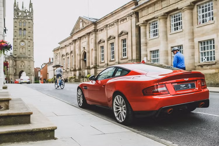 Aston Martin Vanquish đặc biệt mới này được trang bị một số chi tiết nổi bật như hệ thống phuộc Bilstein được điều chỉnh để cải thiện sự nhanh nhẹn, thanh chống lật cứng hơn, chiều cao xe thấp hơn 0,76 cm và được trang bị lốp Michelin Pilot Sport. Bộ mâm mới cho xe được thiết kế thanh mảnh hơn, vị trí ngồi thấp hơn và cải tiến hệ thống treo.