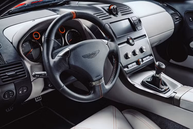 Những chiếc Aston Martin Callum Vanquish 25 cũng có thể được tùy chỉnh rộng rãi với vô vàn những tùy chọn màu ngoại thất và tám tùy chọn trang trí. Xe được trang bị một trong ba loại hộp số bao gồm hộp số sàn, hộp số tự động và hộp số bán tự động. Khách hàng cũng có thể lựa chọn một trong ba thiết kế mâm xe 20 inch.