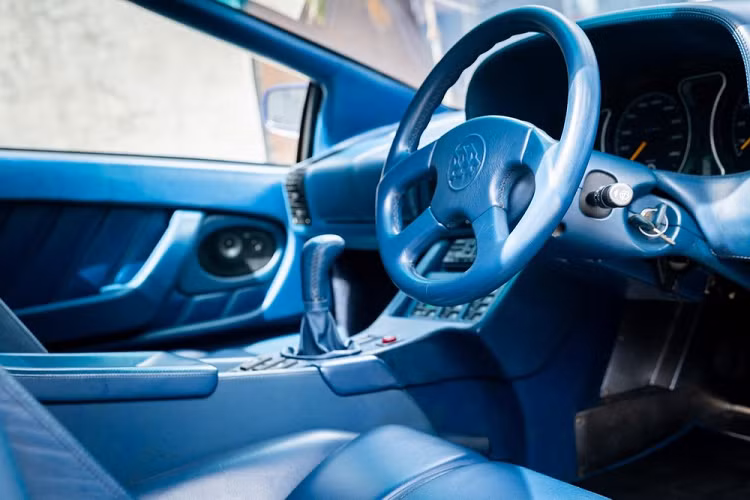 Mang ngoại hình tương tự những chiếc siêu xe Lamborghini vào hồi đầu thập niên '90, Cizeta V16T rộng hơn khoảng 76 mm so với Ferrari Testarossa. Tuy nhiên, Cizeta V16T đặc biệt hơn một chút khi được trang bị đến 4 đèn pha có thể gập xuống và mở lên trên nắp ca-pô.