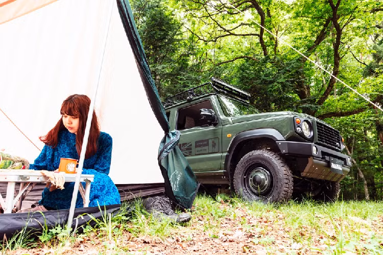 Theo đó, phiên bản Suzuki Jimny giá rẻ 3 cửa được thay thế các chi tiết trang trí ngoại thất được lấy cảm hứng từ mẫu SUV Anh quốc. So với thiết kế nguyên bản, Suzuki Jimny sau khi nâng cấp gói độ "little D" của Damd có phong cách bụi bặm và mạnh mẽ hơn.