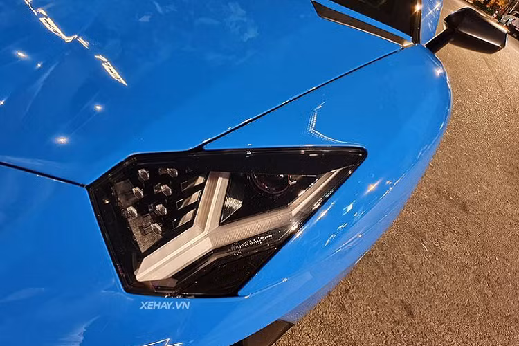 Mỗi nửa của mui cứng trên siêu xe Lamborghini Aventador SV Roadster chỉ nặng chưa tới 6 kg và có thể nằm gọn trong khoang hành lý phía sau. Đặc biệt hơn là tuy có mức giá khổng lồ nhưng mui xe lại có thiết kế đóng/mở kiểu thủ công.