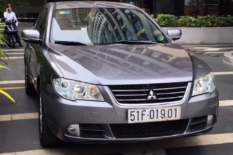 Chiếc Mitsubishi Lancer Fortis hàng hiếm này mang phong cách thiết kế mạnh mẽ, góc cạnh đặc trưng của dòng Lancer, nhưng phiên bản “Fortis” sản xuất tại Đài Loan này vẫn giữ các đường nét trung lập và đơn giản hơn so với các phiên bản như “iO” hay “EX” vốn mang hơi hướng thể thao.