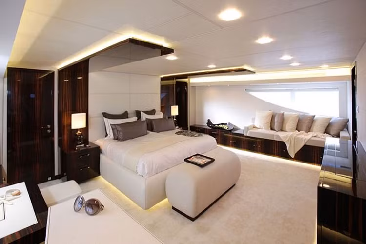 Điều thú vị nhất ở TaTii Charter là cảm giác về không gian mà nó mang lại. Du thuyền có các cửa kính trượt, hoạt động như những bức tường ở một mức độ nhất định, nó còn có thể tách cabin chính thành nhiều cabin nhỏ hơn hoặc tạo thành một phòng tiệc lớn.