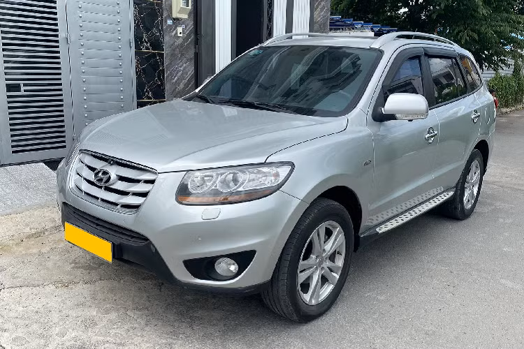 Thay vì lựa chọn “đập hộp” các mẫu CUV hay sedan hạng B, thì với số tiền khoảng 600 triệu đồng người mua hoàn toàn có thể chọn một chiếc Hyundai SantaFe nhập Hàn đời cũ nổi trội với nhiều trang bị “đồ chơi” hấp dẫn, sử dụng máy dầu bền bỉ và kinh tế.