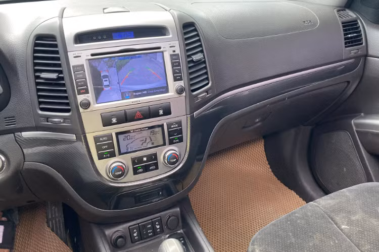 SantaFe SLX sở hữu hàng ghế trước chỉnh điện 10 hướng + nhớ vị trí. Tất cả ghế ngồi được bọc da kết hợp với vải Alcantara cao cấp. Xe có Smart Key, khởi động bằng nút bấm Start/Stop. Vô lăng xe được tích hợp ga tự động (cruise control), tích hợp điện thoại rảnh tay hay điều khiển bằng giọng nói.