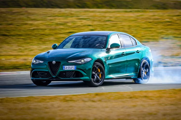Sức mạnh trên Alfa Romeo Giulia 2020 mới sẽ được truyền đến bánh sau thông qua hộp số 8 cấp trong khi chiếc SUV Stelvio được trang bị hệ thống dẫn động bốn bánh toàn thời gian, sử dụng hộp số tương tự. Xe được trang bị tiêu chuẩn ống xả kép đối xứng với tùy chọn ống xả titan hiệu năng cao do Akrapovič cung cấp.