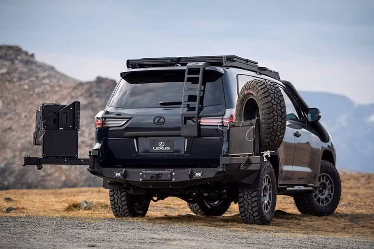 Trong cốp xe, Expedition Overland bổ sung thêm trang bị giúp người dùng dễ dàng cất gọn đồ đạc và thậm chí tích hợp bát đựng thức ăn cho chó cưng vào sàn xe.