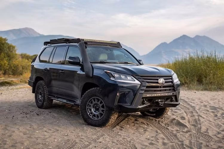 Mẫu xe sang Lexus LX 570 đã giữ hình dạng cơ bản hiện tại trong hơn 10 năm nay, và đây là một quãng thời gian rất dài trong thế giới xe ôtô hiện đại. Mặc dù Lexus đã cố gắng giữ mẫu SUV to lớn luôn tươi mới với hàng tá bản cập nhật, mới đây nhất là LX Inspiration Series, nhưng không thể chối cãi rằng đã tới lúc nhà sản xuất Nhật Bản thay thế nó.
