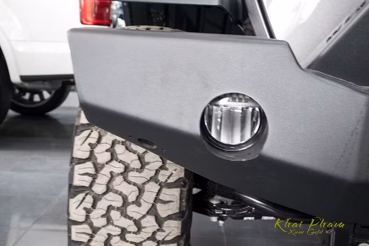 Vô-lăng trên Wrangler 2020 được bọc da có kết hợp chi tiết mạ bạc với nhiều nút bấm điều chỉnh ở khu vực này những chưa có lẫy chuyển số. Phía sau, đồng hồ màu nhưng vẫn là dạng cơ truyền thống, màn hình 7 inch hiển thị đa thông tin đặt trung tâm giúp tài xế dễ dàng quan sát.