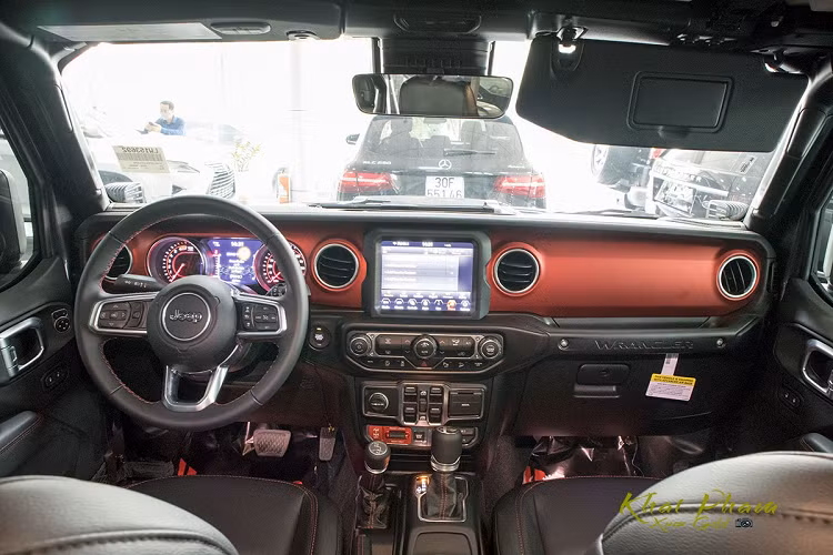 Jeep Wrangler Rubicon có cách mở động cơ hoàn toàn cơ và chốt ở phần mui mang phong riêng của hãng xe này. Bên dưới, mẫu SUV địa hình này sở hữu khối động cơ 2.0L tăng áp cho công suất tối đa 270 mã lực tại 5.250 v/p và mô-men xoắn cực đại 400 Nm tại 3.000 v/p. Jeep Wrangler Rubicon được trang bị hộp số tự động 8 cấp và hệ dẫn động 4 bánh (4WD) cùng hệ thống khoá vi sai điện tử trước sau Tru-Lok®.