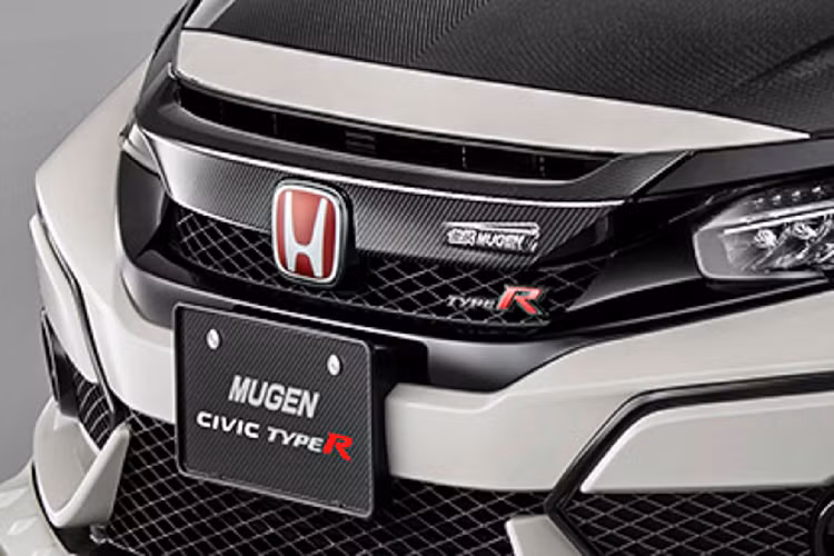 Ở phía trước, hãng độ “cây nhà lá vườn” của Honda Civic Type R 2020 độ đã được Mugen thay líp cản trước mới, lưới tản nhiệt bằng sợi carbon, mui xe carbon. Ở phía sau cản sau xe cũng được sửa đổi mạnh mẽ hơn với bộ khuếch tán có thiết kế phức tạp.