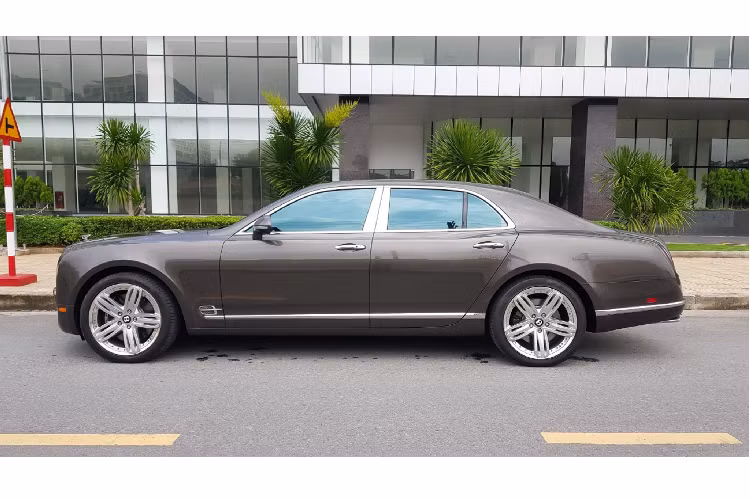 Sau gần 10 năm sử dụng, chiếc xe siêu sang Bentley Mulsanne đời 2010 đăng ký lần đầu năm 2011 đang được chào bán với mức giá 12,1 tỷ đồng. Tuy không phải là mức giá thấp nhất so với các mẫu xe Mulsanne đời cũ được rao bán trên thị trường, nhưng chiếc Mulsanne đời 2010 này có số ODO khá thấp chỉ lăn bánh khoảng 11.000 km. Tạm tính sau gần 10 năm lăn bánh, chủ xe Mulsanne đã chịu “lỗ” khoảng 8 tỷ đồng.