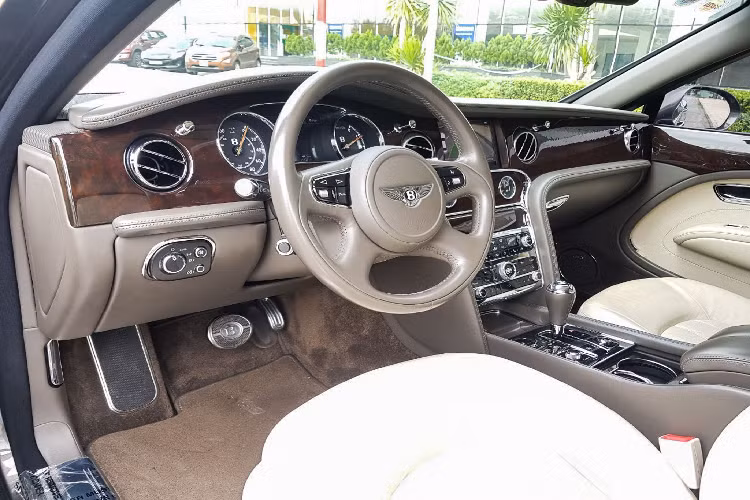 Sau gần chục năm sử dụng, ngoại thất của chiếc Bentley Mulsanne vẫn duy trì độ mới mẽ nhờ được bảo quản giữ gìn cẩn thân, Mulsanne toác lên nét sang trọng đầy xa hoa, mang chất quý tộc Anh. Có thể thêm nhiều năm nữa, thiết kế này của Mulsanne vẫn bền dáng mà thời gian khó làm nó nhạt phai.