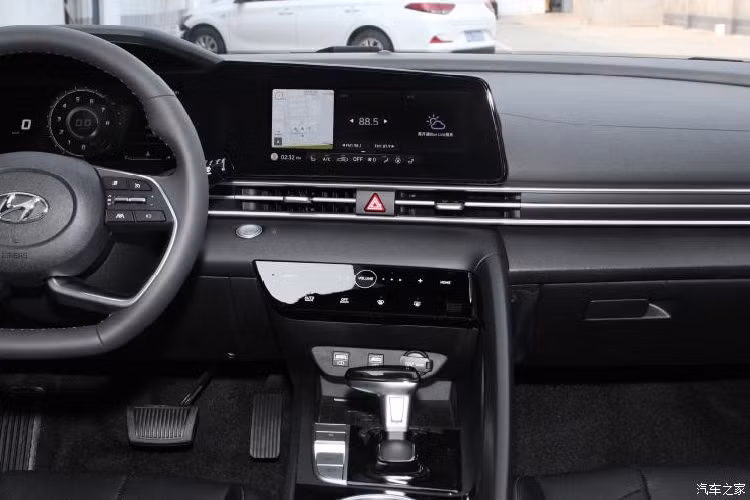 Đằng sau, Hyundai Elantra 2021 được trang bị cánh gió nhỏ tích hợp vào nắp cốp. Bên dưới cánh gió này là cụm đèn hậu góc cạnh, được nối với nhau bằng một dải đèn nhỏ, hứa hẹn gây ấn tượng tốt trong đêm. Ngoài ra, xe còn có vỏ gương ngoại thất và cánh gió đuôi màu đen tương phản.