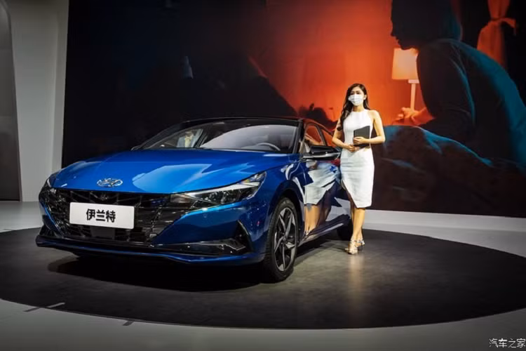 Vào hồi tháng 3 đầu năm nay, hãng Hyundai đã chính thức giới thiệu thế hệ mới của mẫu xe Elantra tại thị trường quốc tế. Mãi đến triển lãm Ô tô Bắc Kinh 2020, hãng xe Hàn Quốc mới giới thiệu mẫu sedan cỡ C - Hyundai Elantra 2021 mới tới khách hàng Trung Quốc.