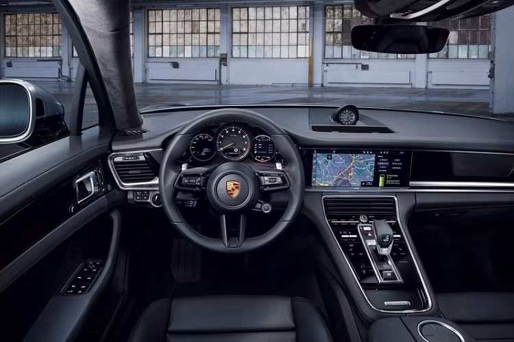 Panamera 4 E-Hybrid mới được trang bị động cơ tăng áp kép V6 và một mô-tơ điện tích hợp vào hộp số ly hợp kép 8 cấp, cho công suất kết hợp 455 mã lực, giúp xe chạy nước rút từ 0 - 96 km/h trong 4,2 giây, tốc độ tối đa đạt 280 km/h.