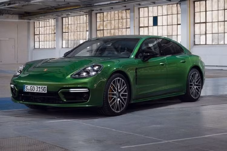Bước sang model 2021, Porsche Panamera Turbo S E-Hybrid tiếp tục là chiếc Panamera mạnh mẽ nhất và là mẫu xe mạnh thứ hai của gia đình Porsche hiện nay.