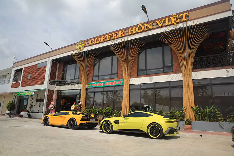 Mang ngoại hình phá cách hoàn toàn so với những dòng Aston Martin khác và thiên hướng như xe đua, chiếc Aston Martin V8 Vantage cũng rất mạnh mẽ với khả năng tăng tốc 0-100 km/h chỉ trong 3,6 giây. Chiếc Aston Martin Vantage này đã được vị đại gia Sài Gòn độ gói trang bị Aero Package chính hãng cùng nhiều nâng cấp đắt tiền khác như bộ la-zăng Strasse chế tác từ sợi các-bon và hợp kim nhôm, ống xả Capristo v.v.. 