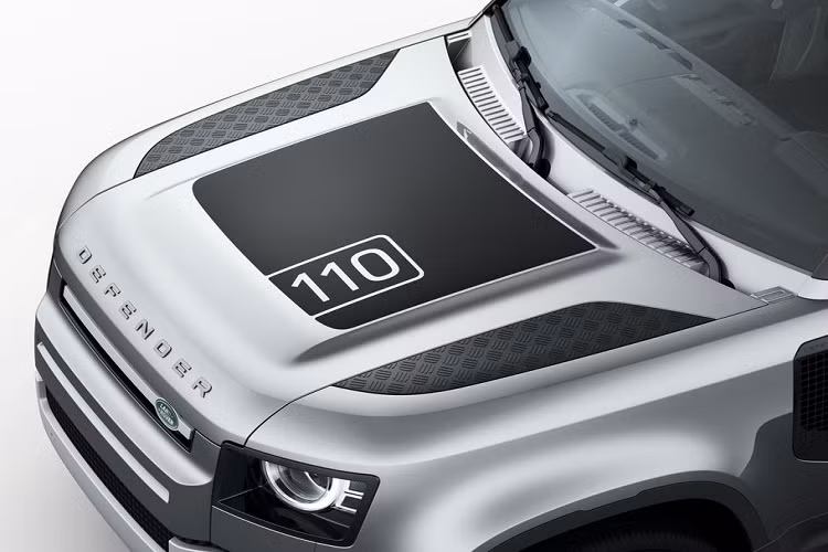 Ngoại thất của Defender mang thiết kế hoàn toàn khác biệt so với trước đây. Dáng xe độc đáo thể hiện ngay cá tính của chiếc xe. Thiết kế hình học của xe mang lại lợi ích vận hành lớn.