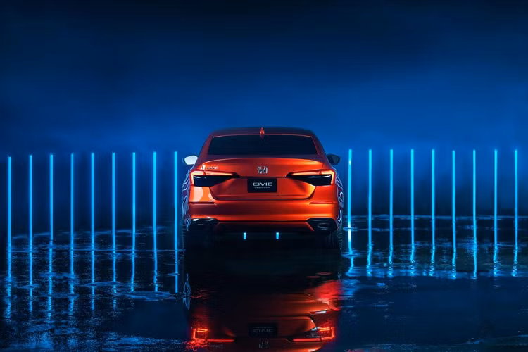 Vòng sang bên sườn, chúng ta sẽ thấy rõ sự ảnh hưởng của Accord lên Honda Civic thế hệ thứ 11. Tại đây, mẫu sedan cỡ C này được trang bị đường chân kính hướng lên trên ở cột C giống Honda Accord. Thiết kế tổng thể của sườn xe và phần nóc dốc về phía sau theo phong cách coupe trên Honda Civic 2022 cũng gợi liên tưởng đến Accord.