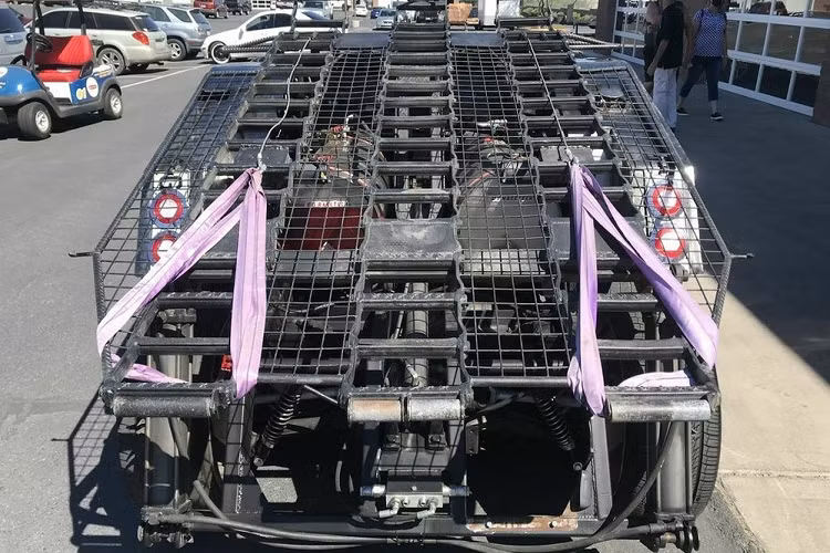 Chiếc xe được chế tạo và độ bởi David Jeffrey của Bellarat Customs ở New Zealand, và kể từ lúc ra đời cho tới nay, nó đã xuất hiện trên vô số tạp chí chuyên môn ở cả Mỹ và New Zealand. Trông như thể một chiếc xe bước ra từ thế giới phim “Mad Max”, Ratical Kiwi độ khủng này có gầm thấp và thân vỏ hoàn thiện the phong cách cổ điển pha khoa học giả tưởng.