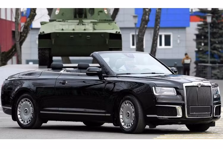 Cụ thể, theo ông Adil Shirinov, tính tới thời điểm hiện tại, mẫu xe sang Senat mui trần Convertible đã nhận được hơn 700 đơn đặt hàng trên khắp thế giới. Trong số đó, có gần 65 khách hàng đang chuẩn bị quá trình ký hợp đồng thanh toán xe. Đây được xem như một tín hiệu rất tích cực đối với một hãng xe còn khá non trẻ như Aurus.
