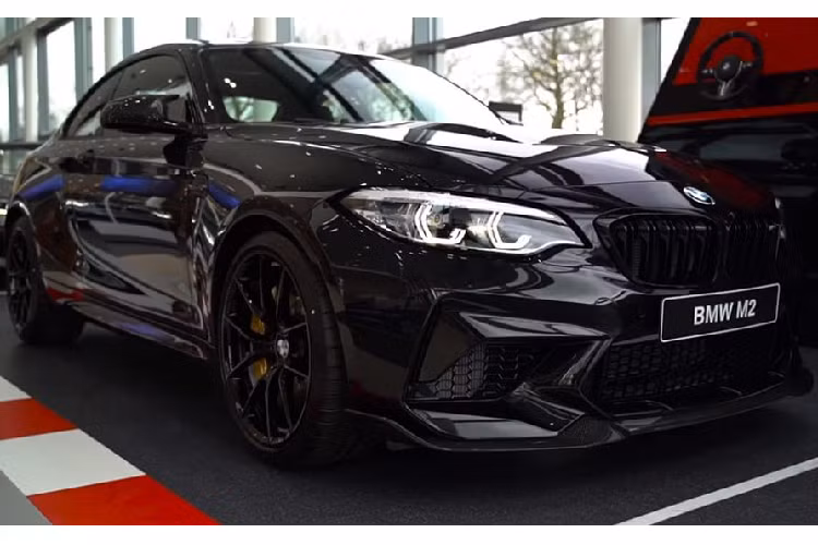 Bên cạnh 3-Series, BMW 2-Series 2020 mới cũng được biết đến như một dòng sedan nhỏ gọn nhưng mang trên mình khối sức mạnh đáng nể, luôn đem lại sự phấn khích cho người ngồi sau vô lăng. Và nhắc tới 2-Series, chắc chắn phải nhắc tới những phiên bản thể thao mang logo M hay đặc biệt là mẫu xe “trùm cuối” M2 CS.