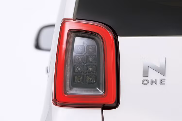 Tuy nhiên, ở bản Premium và RS, Honda N-One thế hệ mới sẽ được trang bị lưới tản nhiệt cỡ lớn hơn. Bản Premium được trang bị lưới tản nhiệt với thiết kế dạng nan trong khi bản RS dùng mắt lưới hình tổ ong.