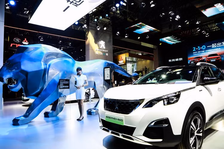 Cũng nhân dịp này, Peugeot đã tổ chức kỷ niệm 210 năm thành lập của thương hiệu, với khẩu hiệu "2.1.0 Let’s Go!" và biểu tượng riêng của hãng.