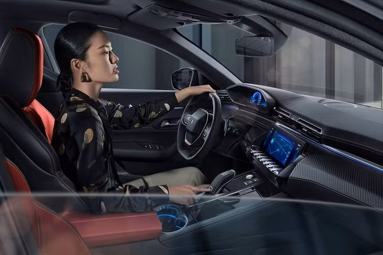 Ngoài sức mạnh lớn hơn, mẫu xe sedan Peugeot 508 L 2021 còn sở hữu nhiều điểm khác biệt ở ngoại thất, chẳng hạn như mái xe màu đen, viền lưới tản nhiệt tối màu và các bánh xe 18 inch hai tông màu.