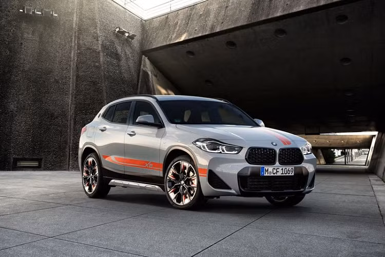 Gói M Mesh Edition sẽ có sẵn trên các mẫu BMW X2 sDrive28i và xDrive28i, bao gồm các chi tiết ngoại thất đặc biệt như lưới tản nhiệt hình quả thận M Mesh mới, khung cửa sổ, cột B, cột C và viền gương cửa đen bóng. Huy hiệu ở nắp cốp và các đầu ống xả cũng được phủ crôm đen.